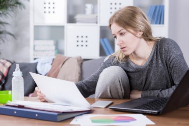 Bir bebeğin öğle uykusuna zaman kullanarak