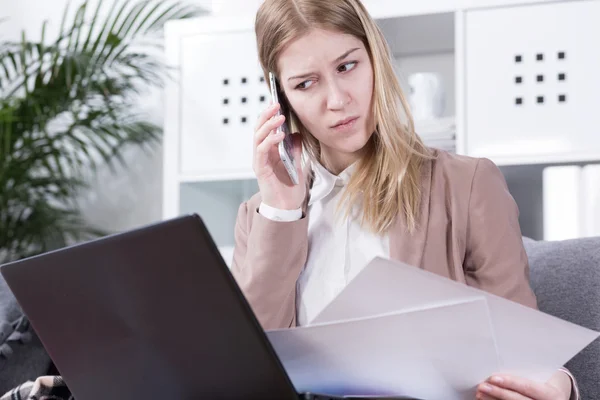 Werk mee naar huis nemen voor weekend — Stockfoto