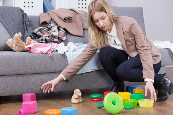 Limpiando el desastre después de regresar a casa — Foto de Stock