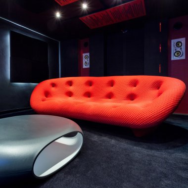 Kırmızı kanepe ve modern tablo