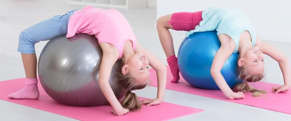 Gimnasia con el apoyo de la columna vertebral — Foto de Stock