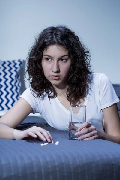 Vrouw en slaappillen — Stockfoto