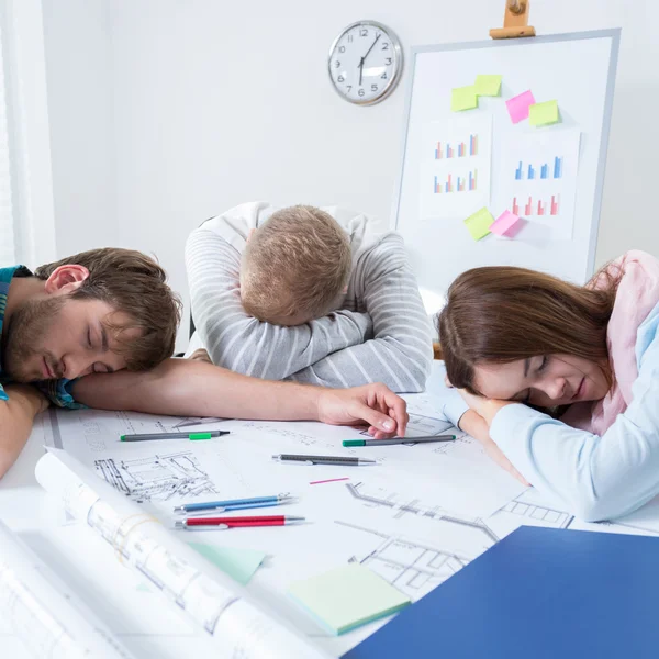 Team di architetti che dorme dopo una lunga notte — Foto Stock