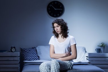 Karın ağrısı olan bir kadın.