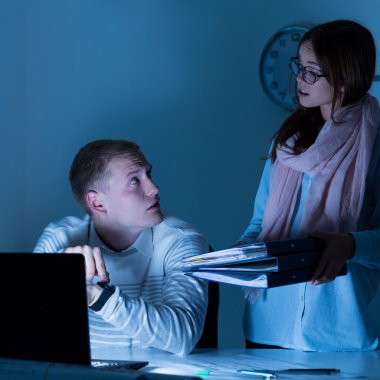 Ofiste fazla mesai sırasında çalışma