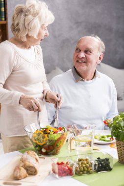 Sağlıklı salata, bir akşam yemeğinde