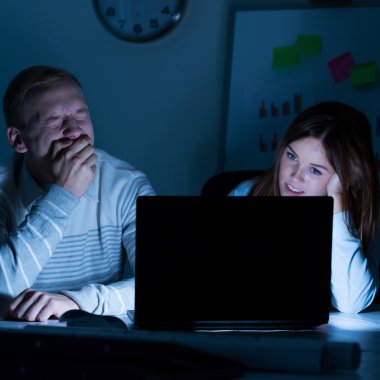 Çalışma gece ofiste