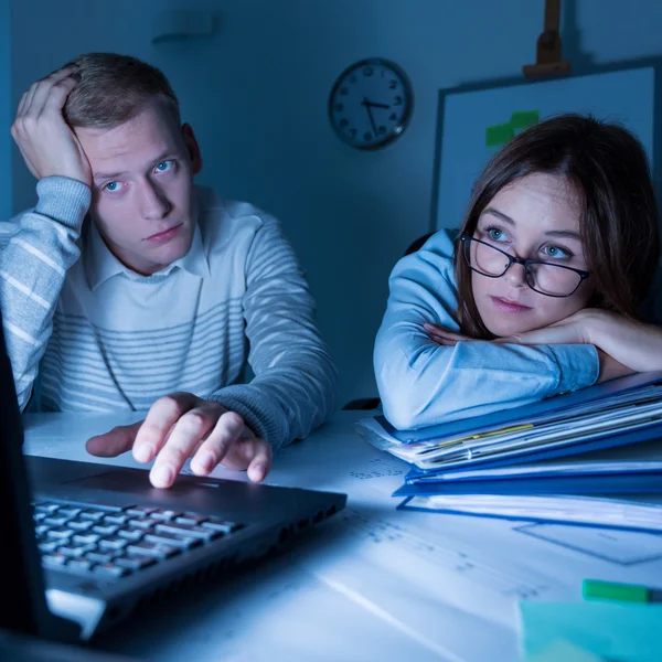 Gente con exceso de trabajo trabajando de noche — Foto de Stock