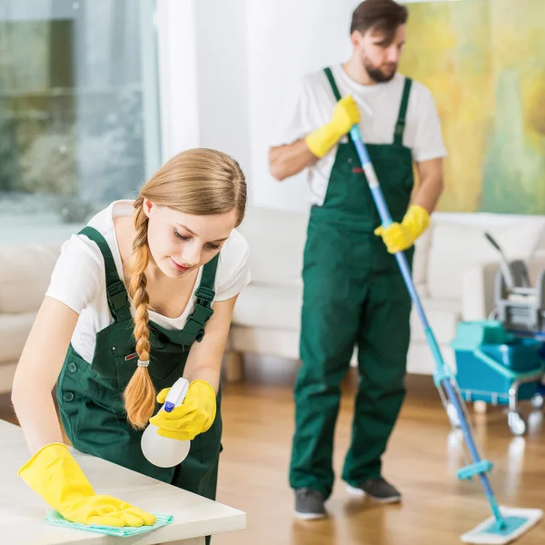 Les jeunes nettoyeurs travaillent dans une maison moderne — Photo