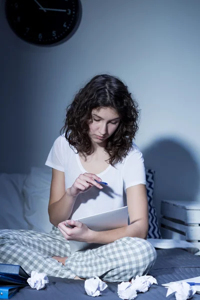 Working in bed — Stock Photo, Image