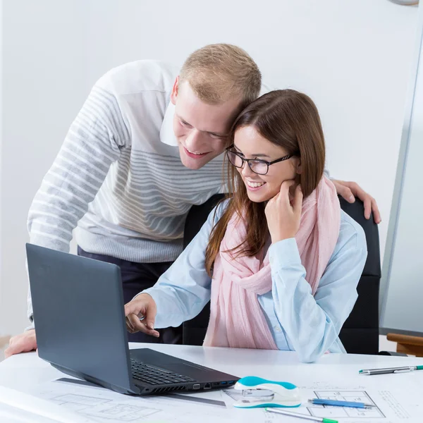 Unga par som arbetar i ämbetet — Stockfoto