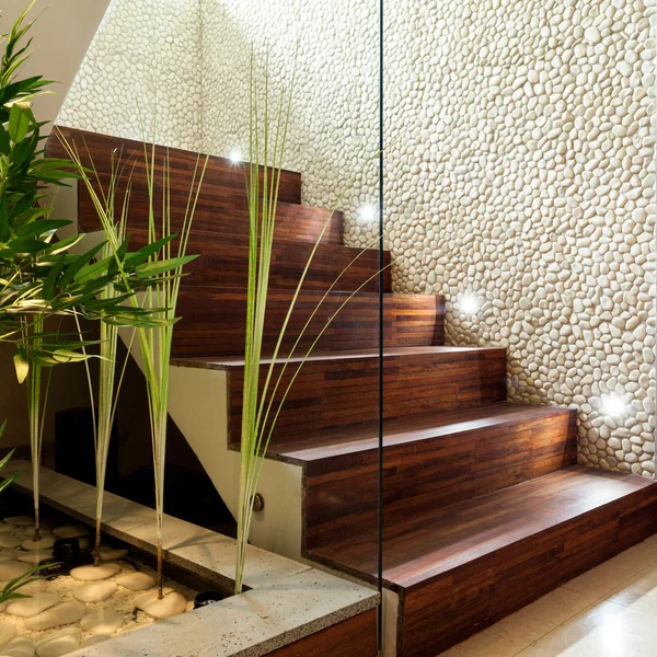 Иллюминированная деревянная лестница — стоковое фото