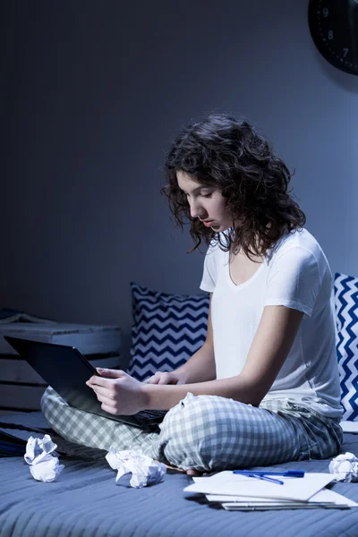 Mujer trabajando hasta tarde —  Fotos de Stock