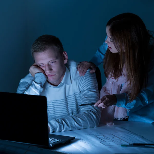 Gente haciendo horas extras por la noche — Foto de Stock