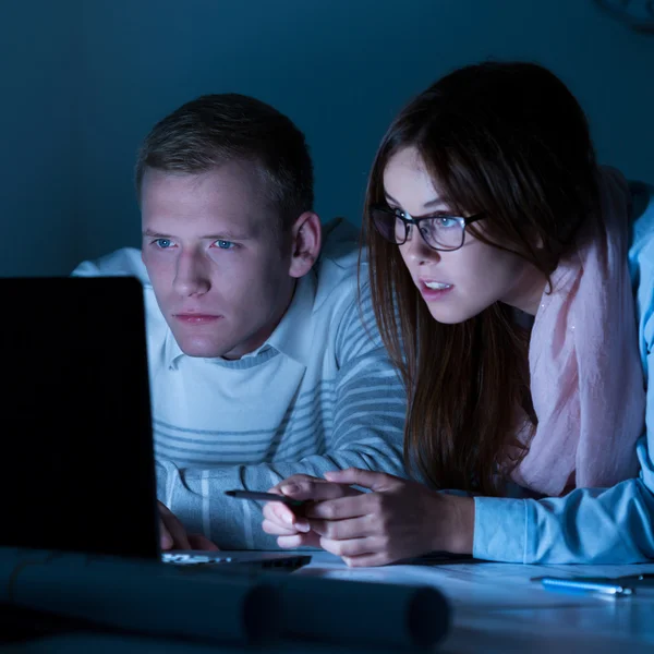 Mitarbeiter nutzen Laptop bei der Arbeit — Stockfoto