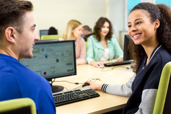 Vreugde van de samenwerking tijdens het leren — Stockfoto