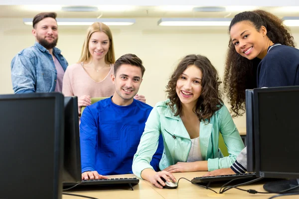 Amigos durante la lección de TI — Foto de Stock