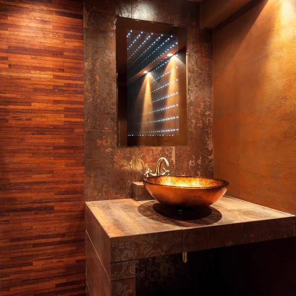 Salle de bain chère avec lavabo doré — Photo