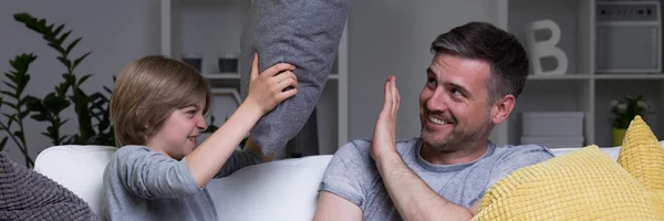 Cuscino che litiga con papà — Foto Stock