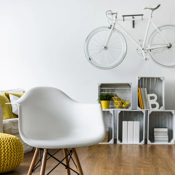 Comfortabele stoel ideaal voor studentenkamer — Stockfoto