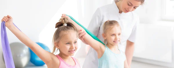 Gericht die zich uitstrekt van rubber band — Stockfoto