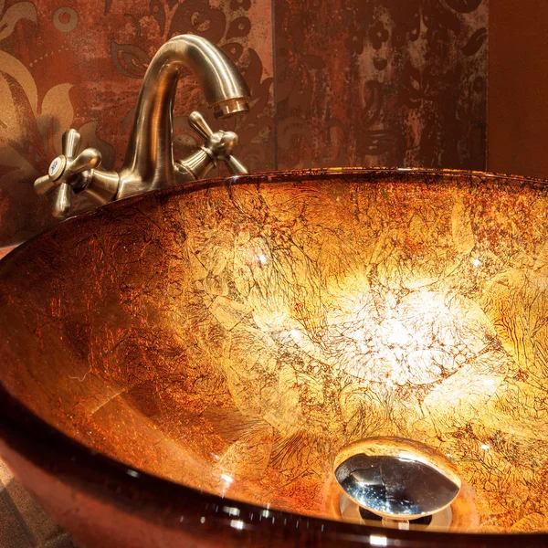 Pia de ouro no banheiro caro — Fotografia de Stock