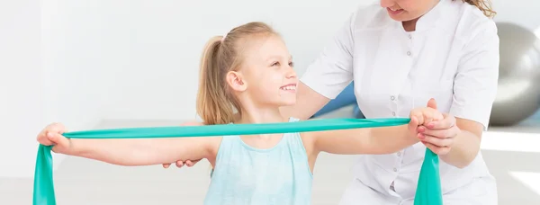 Papel de la relación entre el fisioterapeuta y el pequeño paciente — Foto de Stock