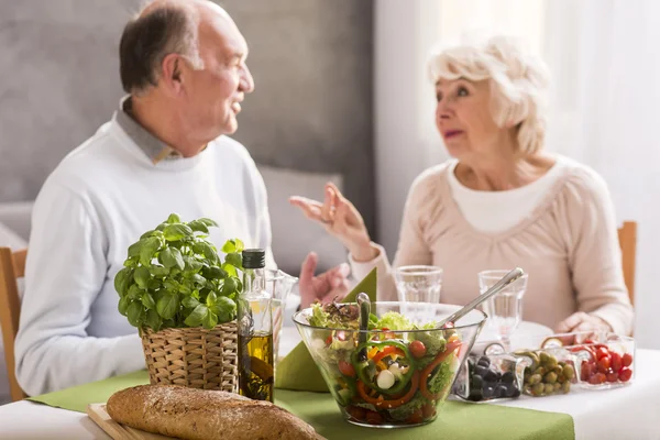 Cena romántica en casa — Foto de Stock