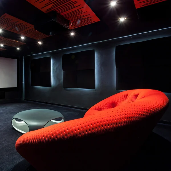 Bekväm röd soffa i inre — Stockfoto