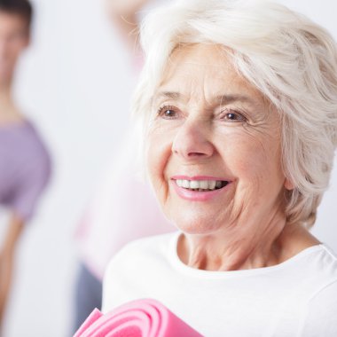 Stüdyoda olgun sportif erkek