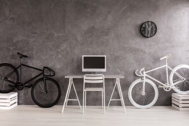 siyah ve beyaz bisiklet