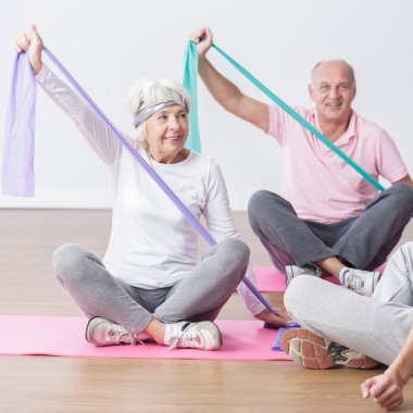 Yaşlı insanların fiziksel egzersizleri yapın