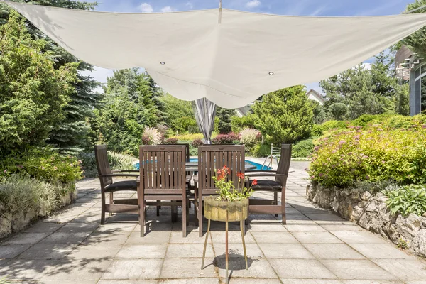 Yaz sıcağında dinlenme sağlayan gölgeli Bahçe köşe