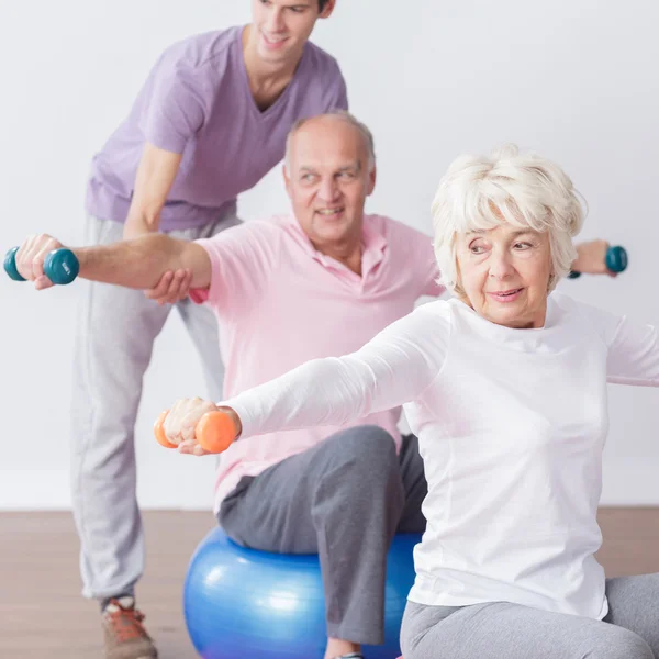 Positive Senioren im Fitnessstudio — Stockfoto