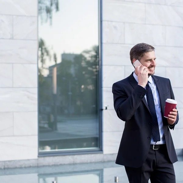 Menedżer, stojący na zewnątrz i rozmawia przez telefon — Zdjęcie stockowe