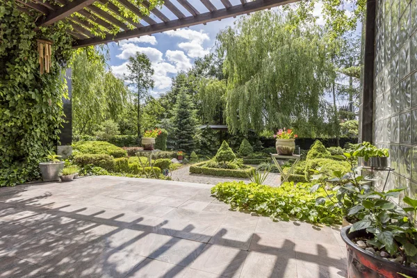 Sfeer van het Verre Oosten in luxe tuin inrichting — Stockfoto