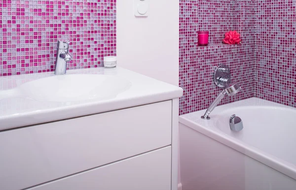 Розовая плитка в современной ванной — стоковое фото