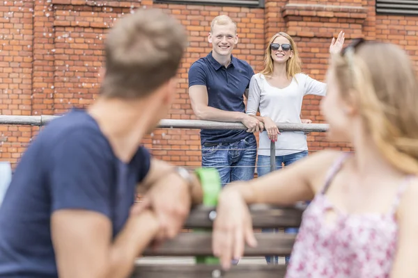 Zwaaien naar beste vrienden — Stockfoto