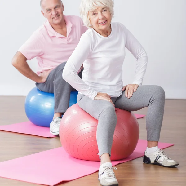 Sportliches älteres Ehepaar hat Spaß — Stockfoto