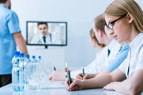 Niedergelassene Ärzte nutzen die Online-Facharztausbildung — Stockfoto