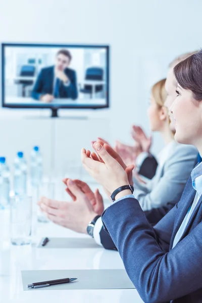 Enthousiaste ontvangst van een bedrijfspresentatie — Stockfoto