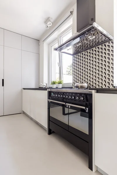 Cocinar en un interior minimalista —  Fotos de Stock