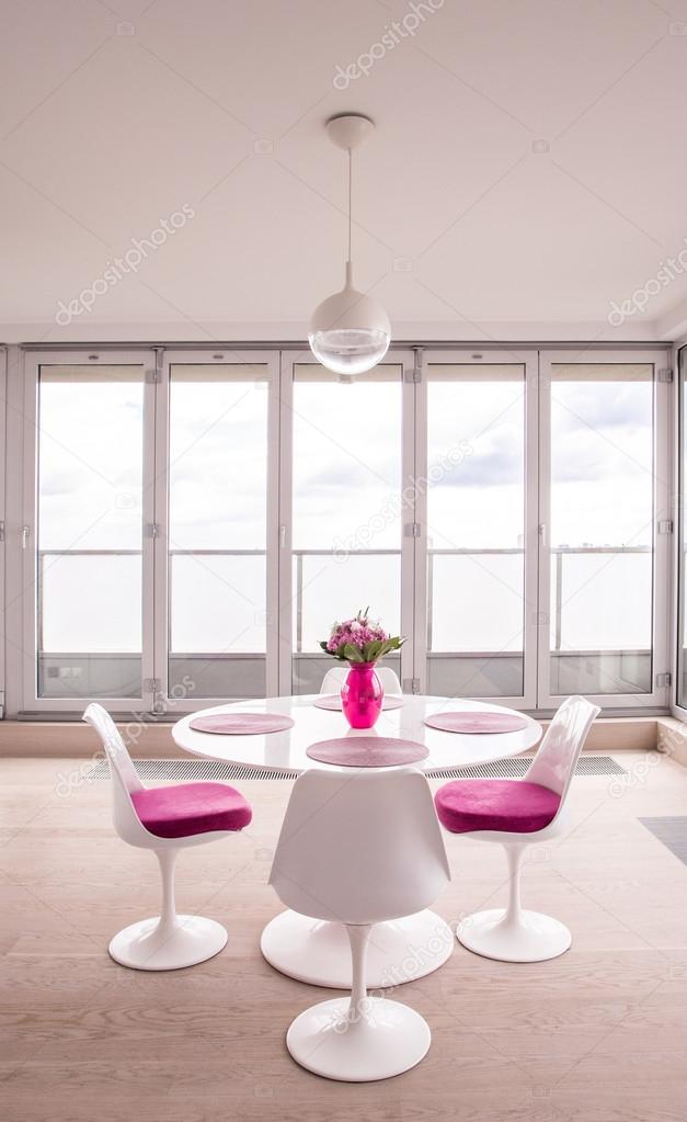 Esszimmer mit rundem Tisch - Stockfotografie: lizenzfreie Fotos