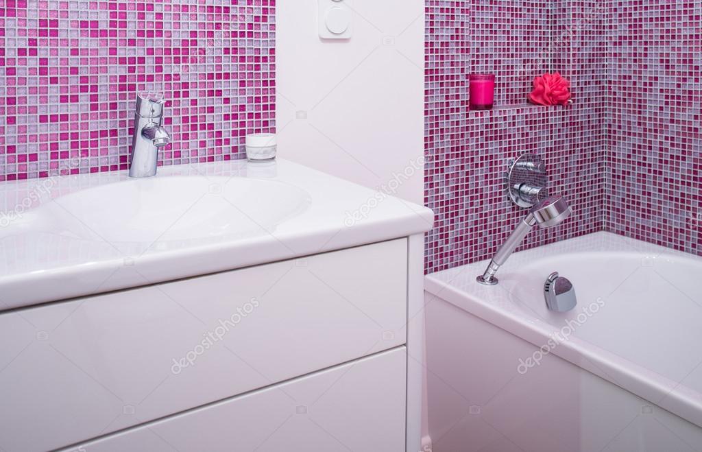 Rose azulejos en cuarto de baño moderno — Foto de stock © photographee