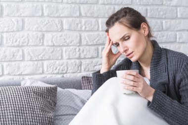 Başı ağrıyan kadın