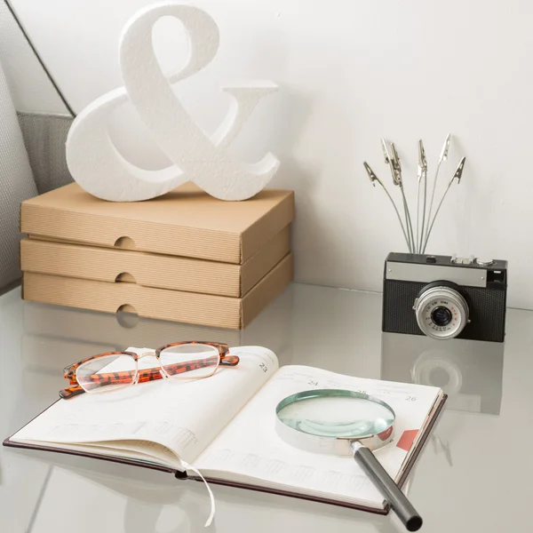 Vergrootglas glazen notebook op Bureau — Stockfoto