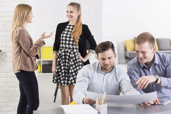 Comunicarse con el equipo de trabajo — Foto de Stock