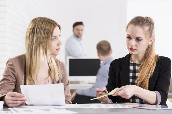 Uitwisseling van ideeën op het werk — Stockfoto