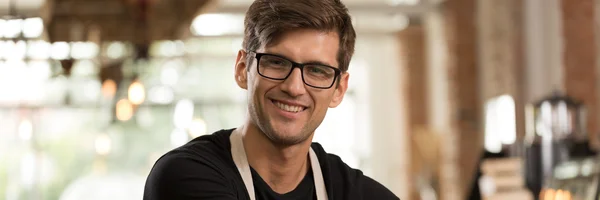 Brewing extraordinary coffee for his clients — Stock Photo, Image