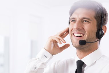 Bir gülümseme ile yardım ediyor